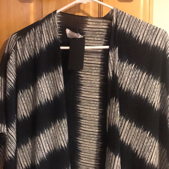 Guess scarf/beach wrap/Shrug - Picture 2 of 4